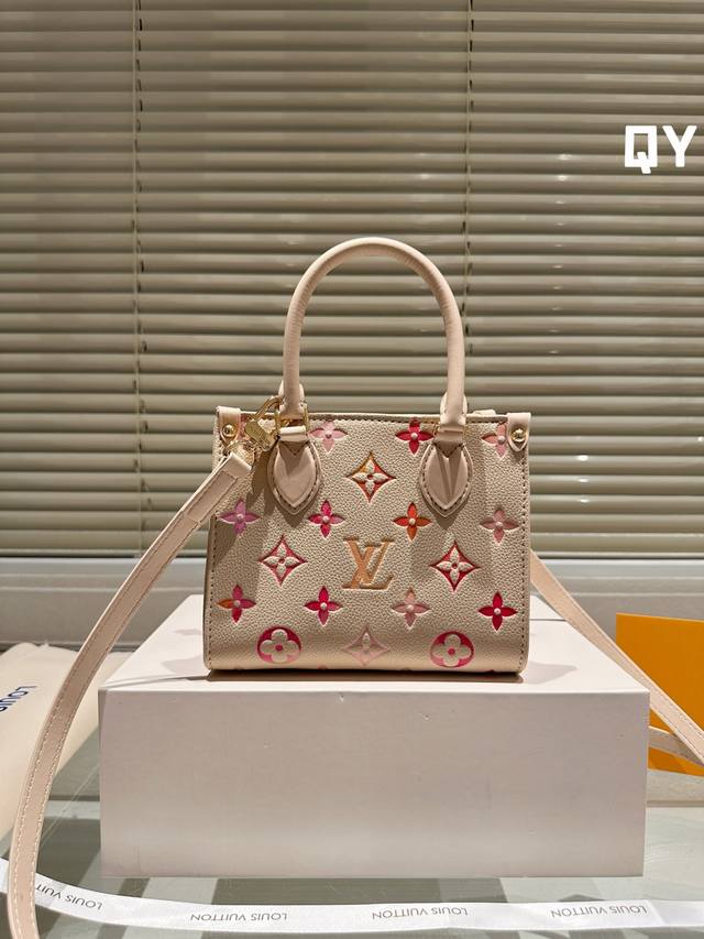 顶级原单 牛皮 Lv Onthego 18Cm 压字 丛林包 折叠礼盒 原单品质 Lv A B面喷绘 Onthego妈咪袋 性价比之王这是一款超赞的包型，灵感来