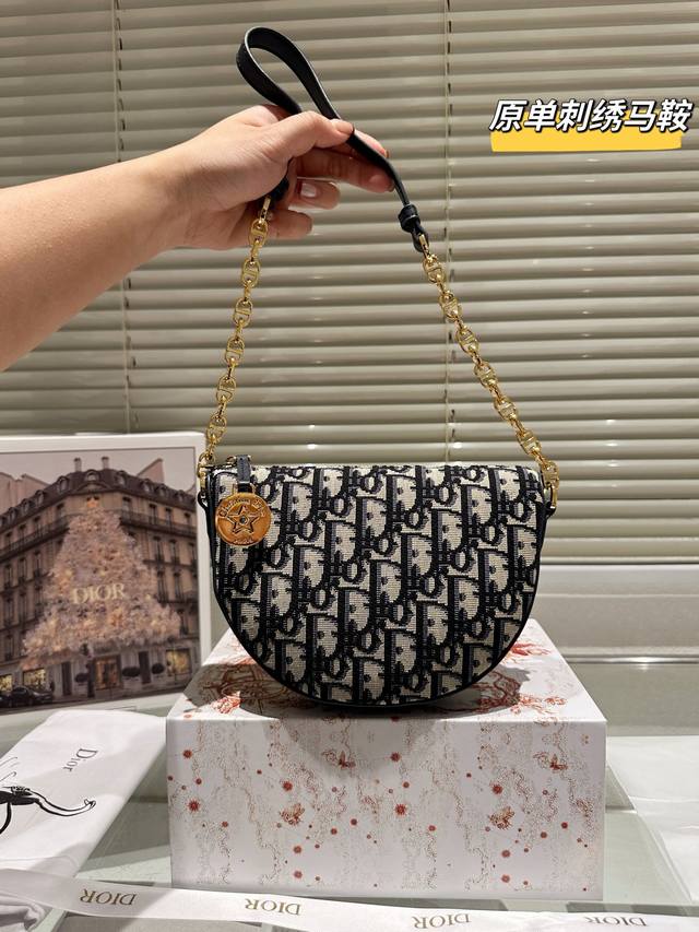 配盒 Size：19*13Cm Dior Nomad新品半月包 背出去被夸爆的链条腋下包 可以实现一包多用啦 绝美链条 推荐！