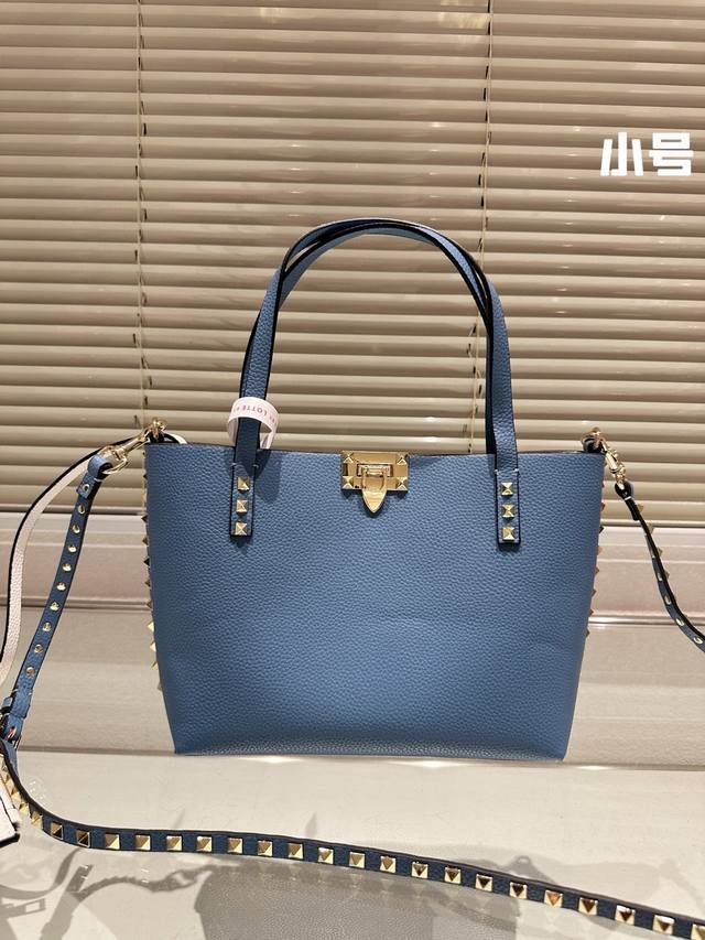 200 华伦天奴valentino女士 托特包 Valentino Letter Bag 来自valentino 的信袋。新赛季刚刚到来。 尺寸 26.21 3