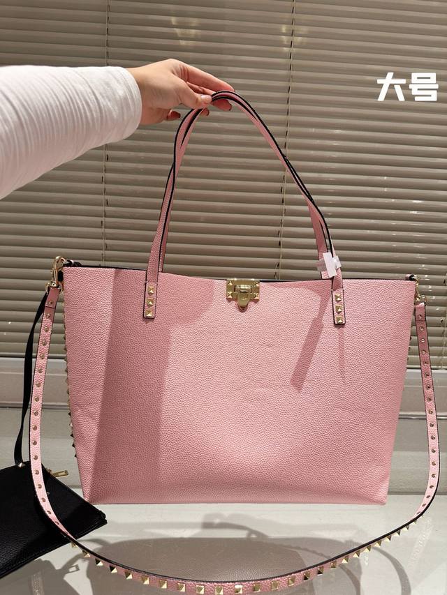 200 华伦天奴valentino女士 托特包 Valentino Letter Bag 来自valentino 的信袋。新赛季刚刚到来。 尺寸 26.21 3