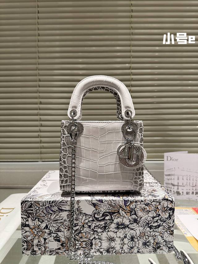 牛皮版本 配折叠礼盒 尺寸：Size: 18Cm 高品版.升级出货 Dior 戴妃 更加加分！