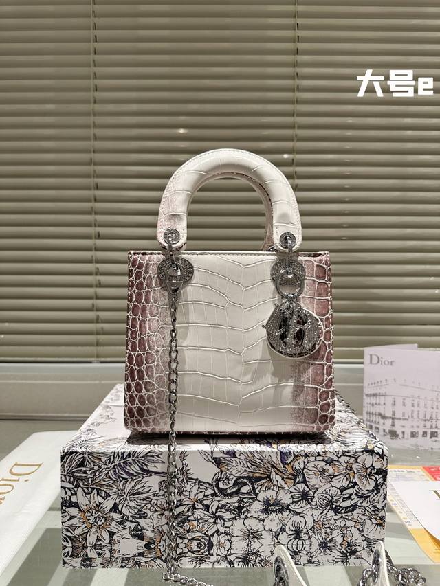 牛皮版本 配折叠礼盒 尺寸：Size: 20Cm 高品版.升级出货 Dior 戴妃 更加加分！