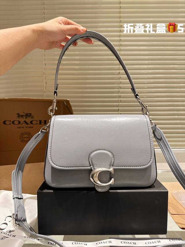 油蜡皮 牛皮 Coach 温柔的腋下包配色 Soft Tabby包~ Coach蔻驰新品~春日单品 温柔色系soft Tabby 斜挎腋下包； 容量太合适了 日