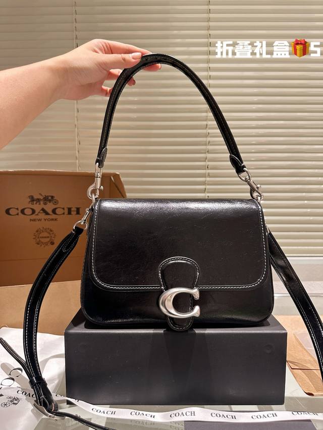 油蜡皮 牛皮 Coach 温柔的腋下包配色 Soft Tabby包~ Coach蔻驰新品~春日单品 温柔色系soft Tabby 斜挎腋下包； 容量太合适了 日