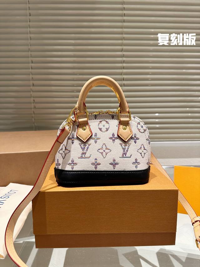 Lv Lv Alma Bb Mini贝壳包 原版高品质 包包这款retiro 手袋以标志性的老花面料制成 经典永恒。优雅低调的外形设计和宽敞的包身更加入了实用性