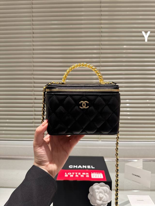 小羊皮 新品 Chanel 23K 长盒子 白色化妆包 低调优雅的钌银色手柄镶嵌小钻石： 近看很精致，走到哪都能美美哒～ 五金：全铜钌银色 尺寸：16 11Cm - 点击图像关闭