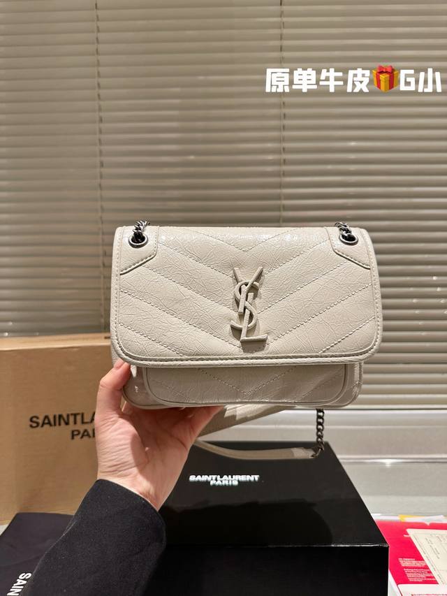 配盒 Size：22*18Cm 小 Niki真的太好背啦 真的很好看很别致 Ysl Niki 皮料软糯质感 牛皮！牛皮！Ysl 里外都是牛皮哦！