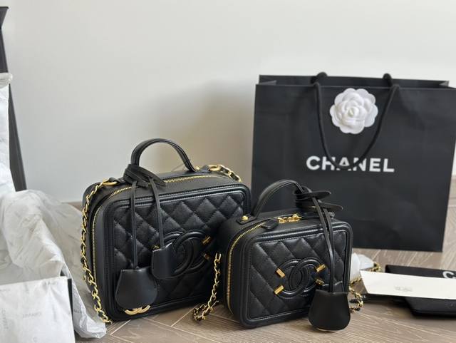 Chanel 香奈儿 新款盒子化妆包采用鱼子酱面料 制作，时时刻刻展现最美的你。可单肩，斜挎，尽显女人优雅气质，是一款超级百搭的休闲链条包尺寸 21Cm 17C