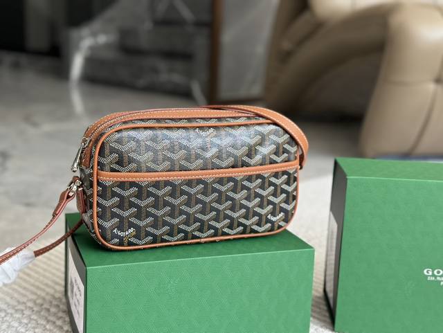 配盒 Size：24*14Cm 戈雅 Goyard 相机包 男生女生用！ 上身效果绝绝子~ 日常非常好搭配哦~ 男生女生都可以入手！