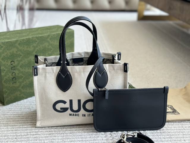 原版布 Gucci居然开窍了！？这次终于不是老包型了的 Gucci 24年早春系列的帆布包着实抓住了我的眼球！ 方方正正的包型、帆布材质、少量五金、米色包身配棕