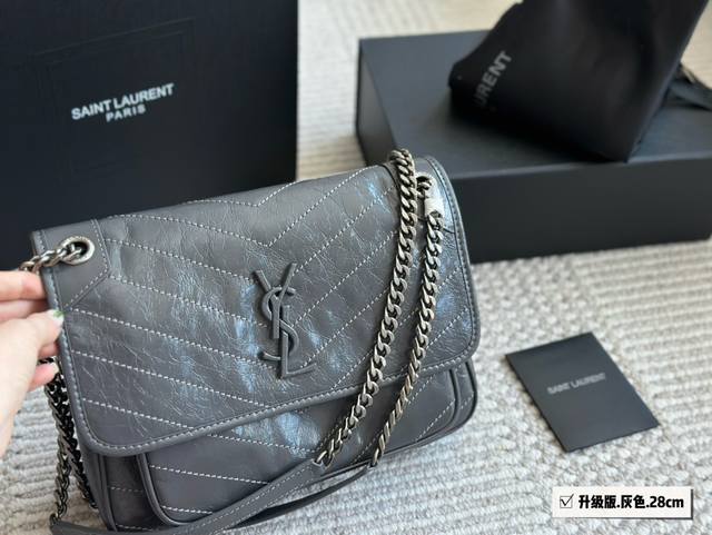 配盒 升级版 Size：28*22Cm 大 22*18Cm 小 Niki真的太好背啦 真的很好看很别致 Ysl Niki 皮料软糯质感 进口牛皮！ 里外都是牛皮