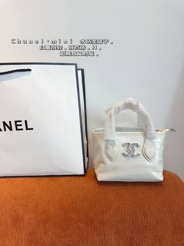 纯皮 香奈儿 Chanel Mini 菜篮子包 简约大气风格 更加轻盈 可轻松驾驭各种风格 是每个酷酷女孩必入尺寸：17*10*11Cm