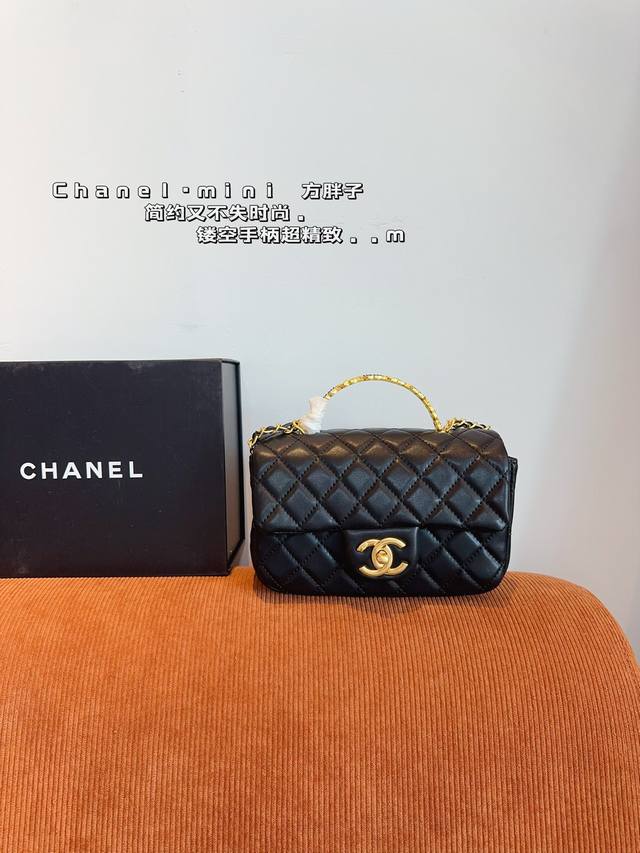 配礼盒 Chanel 香奈儿 手柄方胖子 时时刻刻展现最美的你。可单肩，斜挎，尽显女人优雅气质 是一款超级百搭的休闲链条包尺寸 ：20*7*7*12Cm