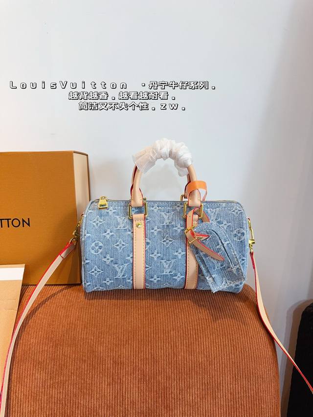 配礼盒 Lv Speedy 枕头包 这款retiro 手袋以标志性的lv老花面料制成，搭配奢华的变色牛皮饰边，经典永恒。优雅低调的外形设计和宽敞的包 全包对花.