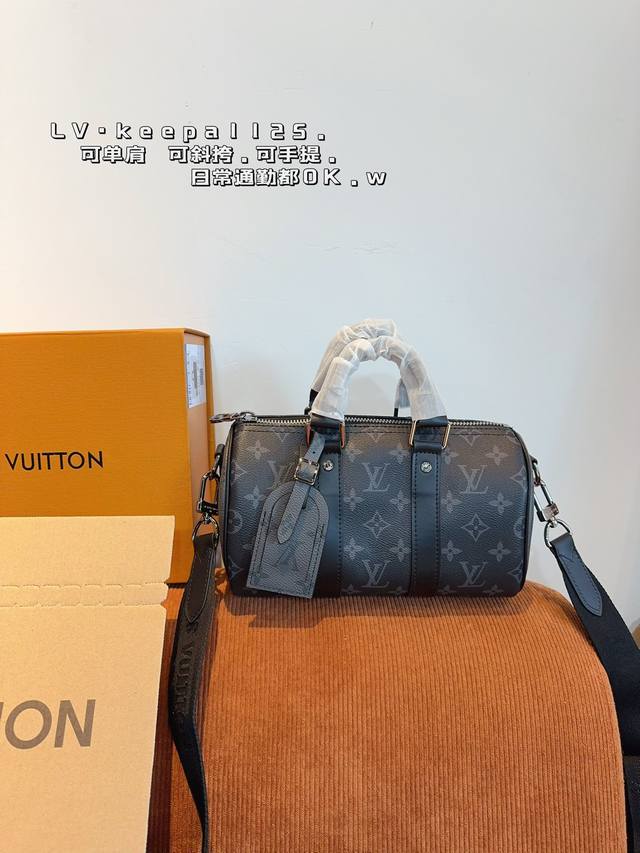 配礼盒 Lv X Nigo Keepall25.枕头包 手袋是一款理想的都市手袋。 标志性的造型与经典的 Monogram 帆布，加之多种携带方式和奢华的天然牛