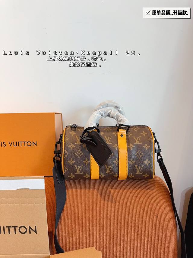 配礼盒 Lv X Nigo Keepall25.枕头包 手袋是一款理想的都市手袋。 标志性的造型与经典的 Monogram 帆布，加之多种携带方式和奢华的天然牛