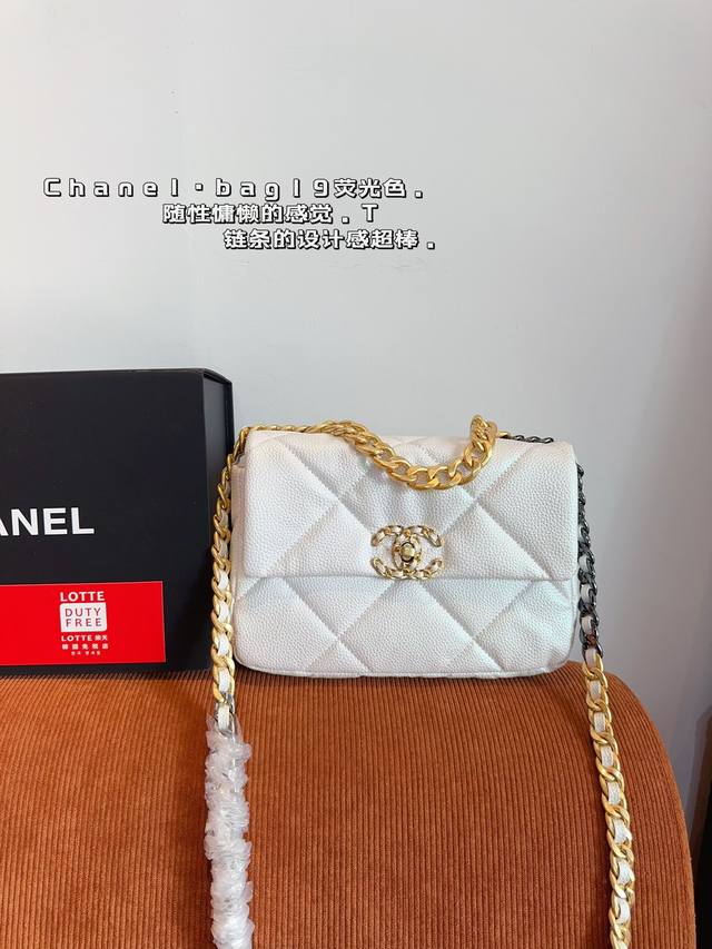 配礼盒. 香奈儿chanel 19Bag链条包 有型，能装，风格随意切换 年度最爱大包，有点飒，冷淡风 气场十足 高级满满尺寸：25*7*17Cm