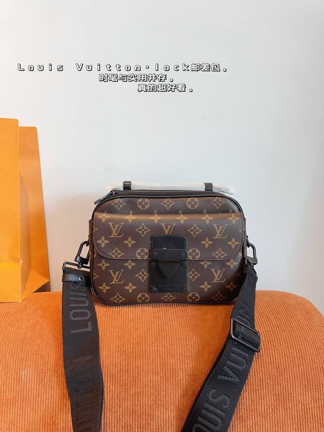 配礼盒. Lv S Lock 原单复刻. Lv Slock新款 最新一季又出了很多老花男包我可太爱老花了买到就，是赚到。拿到手的实物比照片好看。 感觉稳重的老花