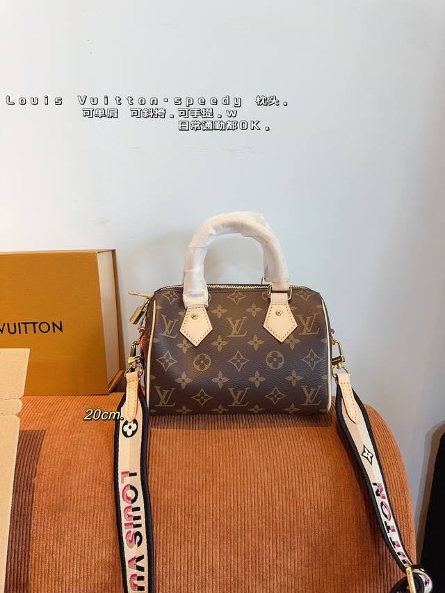 配礼盒 Lv Speedy Nano 20枕头包 这款retiro 手袋以标志性的lv老花面料制成，搭配奢华的变色牛皮饰边，经典永恒。优雅低调的外形设计和宽敞的