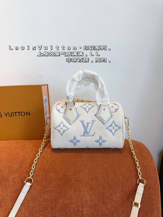 配礼盒. Lv Speedy 系列 枕头包 这款retiro 手袋以标志性的lv老花面料制成，搭配奢华的变色牛皮饰边，经典永恒。优雅低调的外形设计和宽敞的包 全