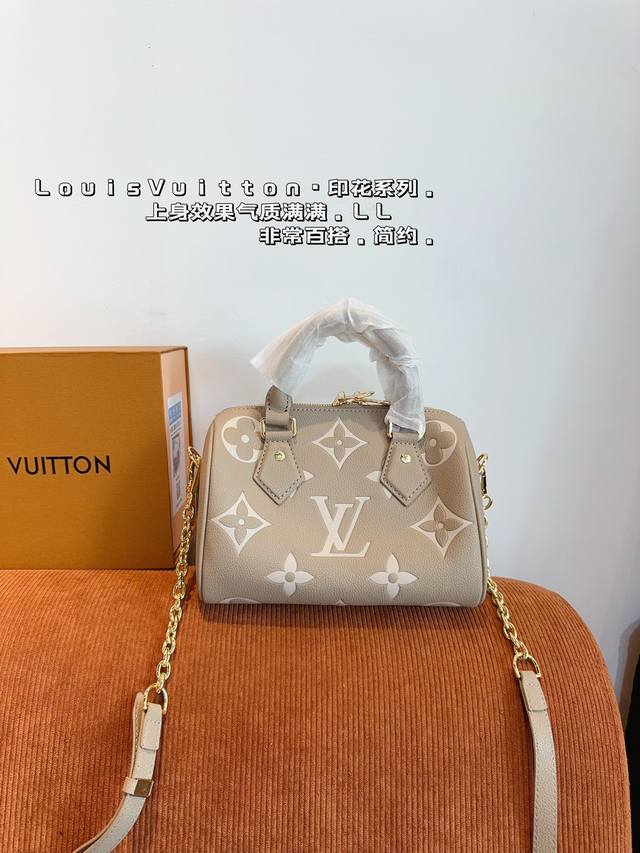 配礼盒. Lv Speedy 系列 枕头包 这款retiro 手袋以标志性的lv老花面料制成，搭配奢华的变色牛皮饰边，经典永恒。优雅低调的外形设计和宽敞的包 全