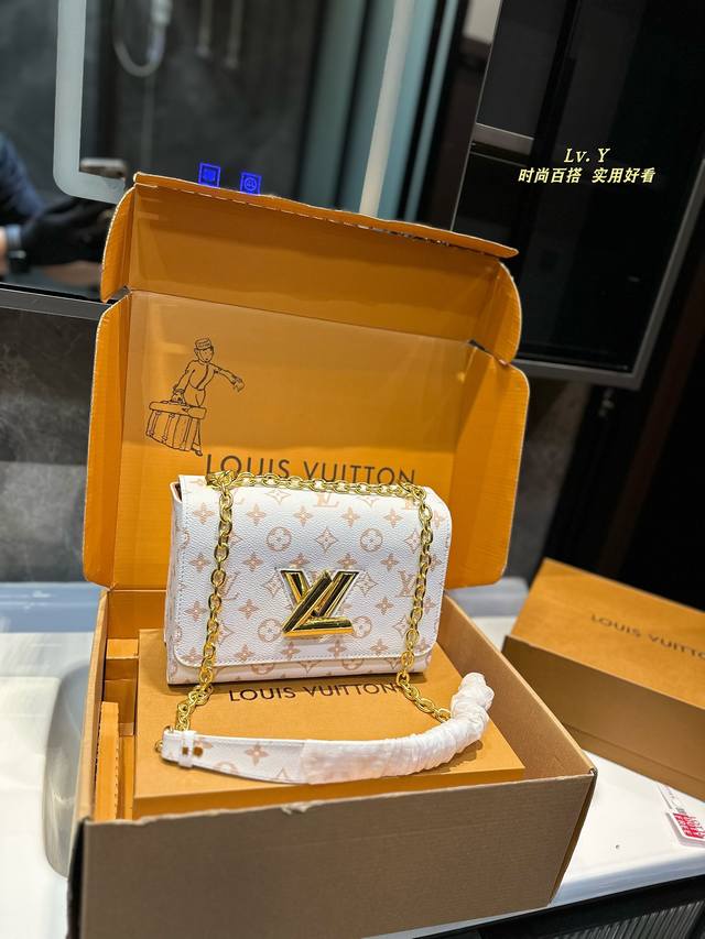 礼盒包装 Lv Twist肩背包 真的很高级 日常通勤简直绝配 又酷又飒低调的奢华 可盐可甜 极致美感 绝美女孩就是你 尺寸： 23 16