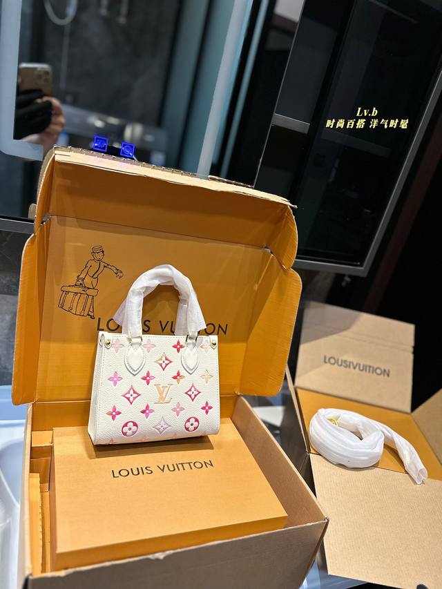 礼盒包装 Lv 丛林 Onthego迷你手袋释放monogram Empreinte压纹皮革的娴雅意味，可为当季造型注入盎然春意。充裕容量满足都市出行或商务所需