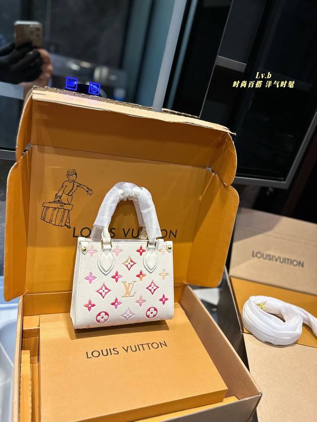 礼盒包装 Lv 丛林 Onthego迷你手袋释放monogram Empreinte压纹皮革的娴雅意味，可为当季造型注入盎然春意。充裕容量满足都市出行或商务所需