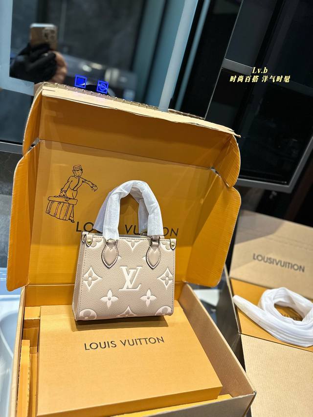 礼盒包装 Lv 丛林 Onthego迷你手袋释放monogram Empreinte压纹皮革的娴雅意味，可为当季造型注入盎然春意。充裕容量满足都市出行或商务所需