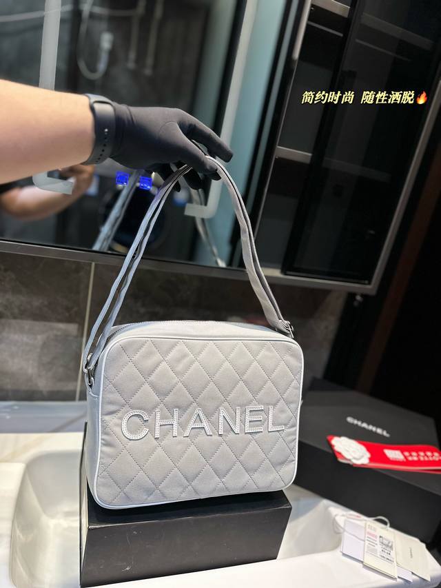 Chanel中古健身运动包 奶奶了解一下别以为只能健身运动才能选它，就算不运动不健身也没关系，日常出去玩当旅行包，它也能够满足你 四位数就可以拥有的chanel