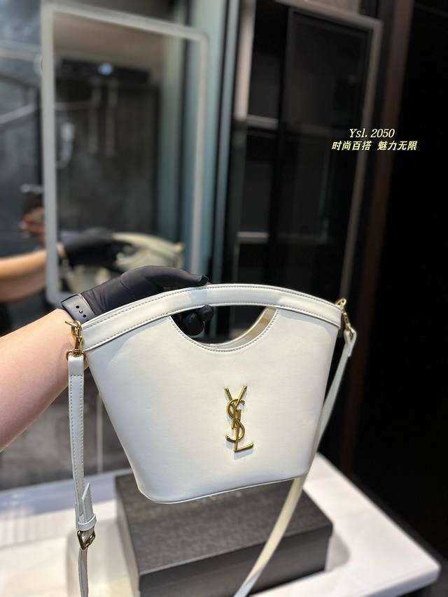 Ysl Leather最新光滑皮革托特包 造型托特包，全皮革内衬设计，饰以le Cassandre.这款现代单品可作为手提包携带，也可搭配可拆卸肩带肩背携带。皮