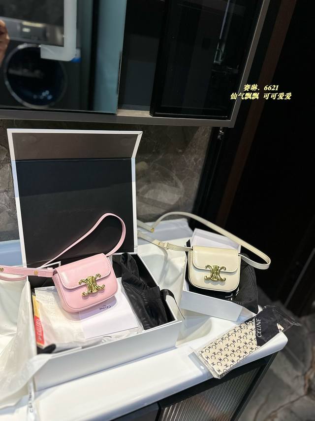 礼盒包装 Celine Mini凯旋门包 Celine这季新品包包都好好看啊 最喜欢的就是这只mini凯旋门包啦日 真的是超可爱 之前说了再也不买mini包了但