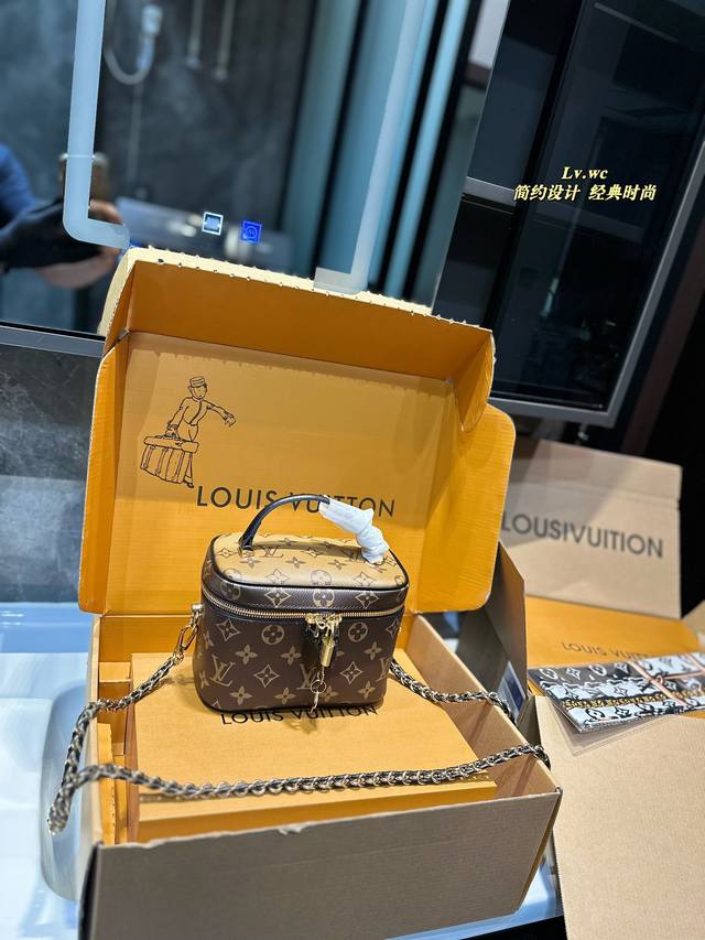 Lv Vanity 老花系列 化妆箱 ” 造型设计感强烈的化妆箱链条包。 采用标志性的l箱包元素，尽显浓烈的复古情怀色调。灵活运用拼色风格，金属与皮质编织糅合的