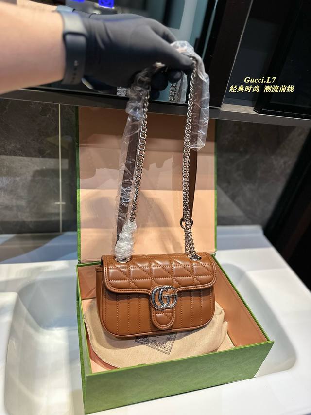 Gucci Marmont 2021 秋冬秀款 几何系列 马蒙包 美到无法无天，今年简直引领时尚最in元素，做了几年的红典款。质量一直在升级，口密集五金，完全对