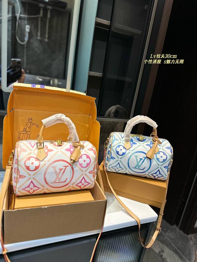 Lv Speedy 30Cm枕头包 无论版型 内里和专柜毫无差别 真正原版复刻 内里可拆卸 火遍全球的爆款机场大包 机车女神包 明星同款 贵气而充满活力的品牌设