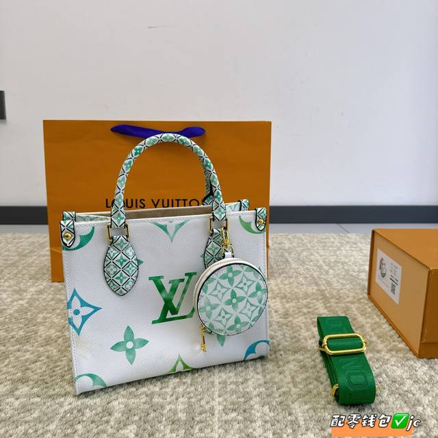 折叠盒 Lv 托特超火的tote托特包 日常通勤都非常可会越用越喜欢的一款 值得入手尺寸：23.5 19