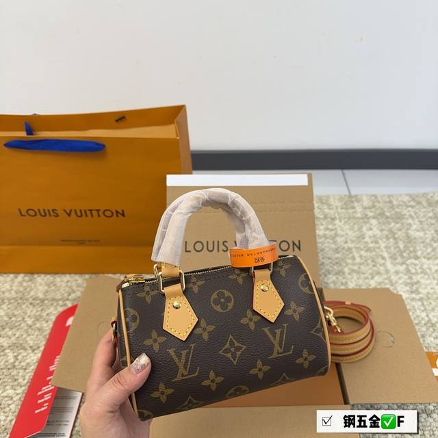 全套包装 Lv Nano Speedy 16 枕头包 Lv 新款系列 枕头包 手袋,全网首发 Lv Speedy Nano 枕头包这款retiro 手袋以标志性