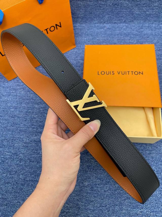 Lv 新款 男士高端商务款 宽4.0Cm 双面头层牛皮、双面配色带身 一面黑色一面土黄色 两面均可佩戴。搭配顶级品质扣 顶级做工 简约百搭成熟稳重。识货的入。