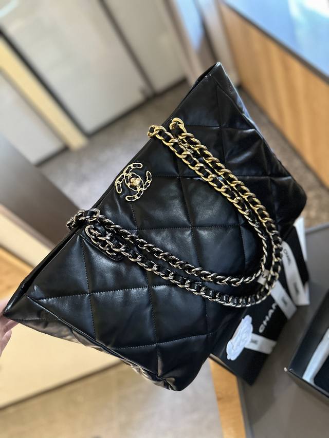 折叠礼盒包装 Chaneltotebag 通勤逛街遛娃皆可背 23S这季的购物袋~有黑色和白色~ 可以单肩、斜跨、手提 划重点 这只挺冷门的~但是很实用~不容易