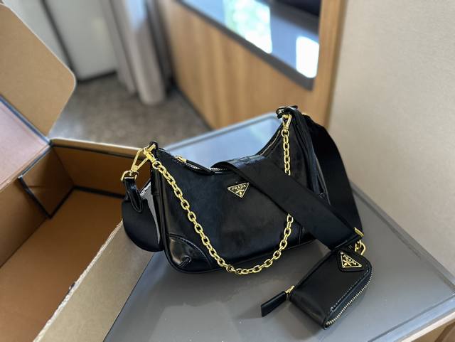 折叠礼盒包装 Prada Hobo Combo 三合一 今年的新款hobo Bag 原厂定制3Cm三角标牌 专注细节 认准品质 有可调节长度的 尼龙刺绣logo