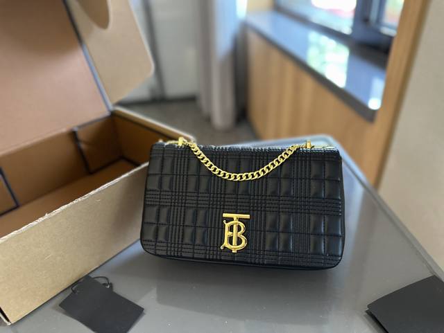 礼盒包装 “小羊皮绗缝tb Box” 博柏利 Burberry 爆款 Tb金属扣box翻盖斜挎包优质手感超级好 原版五金 超级大牌 以华丽高贵的外形成为当下最炙