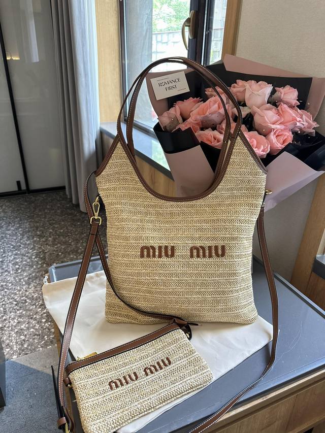 礼盒包装 Size：33*34Cm Miumiu新款托特tote 今年的风刮的太猛了 老多爆款了！ 这款的版型也太好看了吧！ Miumiu的帆布包好春夏一色 春