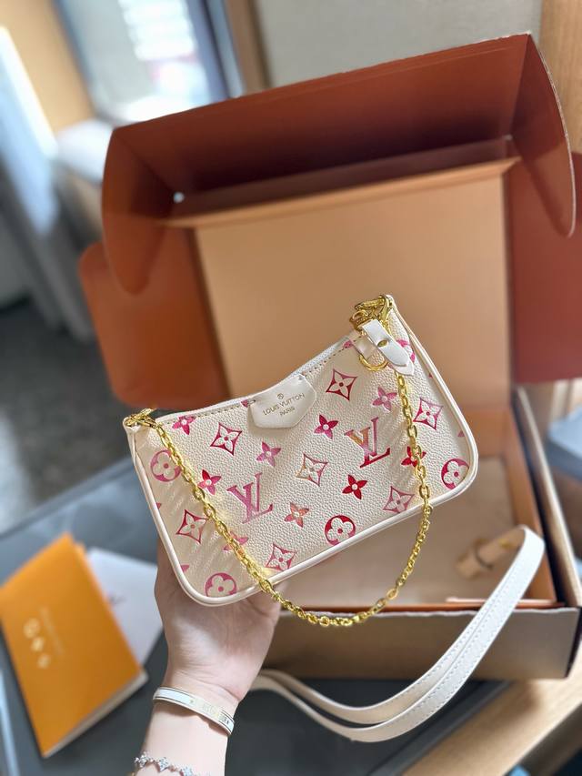 礼盒包装 Lv 新品 浮雕麻将包 This Is A超级无敌精致小巧卡哇伊伊的哇迷你浮雕小斜挎包 配有2条肩带 尺寸 19