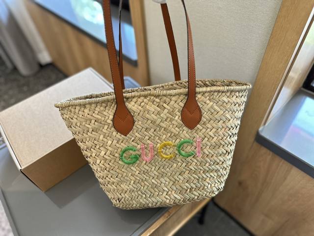 礼盒包装 Gucci 草编菜篮子 草编包的趋势再度袭卷而来，轻松成为本季新 宠！不论日常出游或是假日逛街，出镜率超高的包 款总让人联想到温暖的季节和愜意海滩时光