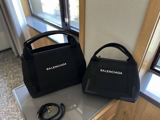 Balenciaga 巴黎世家navy Cabas 沙滩 Tote 超多网红博主们推荐 牛皮 帆布材质 包包非常耐用 包包本身自重轻 向单肩司手提 尺寸 大号4