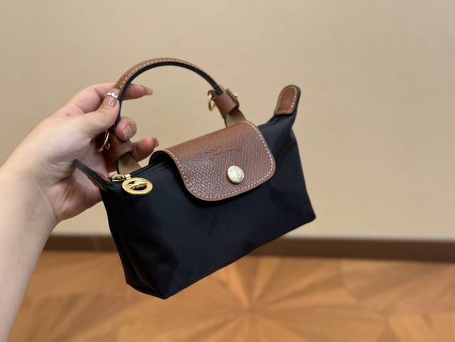 Size：17*10Cm 珑骧longchamp Mini 夏季帆布是永远的流行 . 实用性！外观！背起来的气质都刚刚好哦！ 绝对很实用的一款！