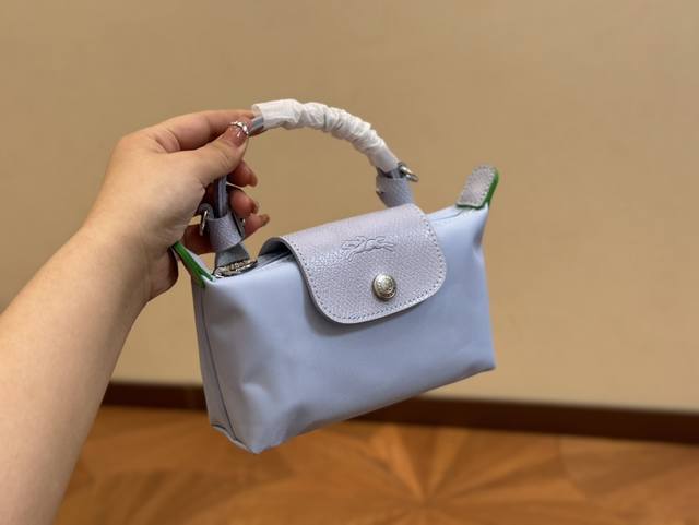 Size：17*10Cm 珑骧longchamp Mini 夏季帆布是永远的流行 . 实用性！外观！背起来的气质都刚刚好哦！ 绝对很实用的一款！