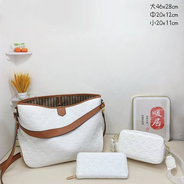 三件套 Lv 购物袋+相机包+钱包3件套组合 尺寸：大46X28Cm，中20X12Cm，小20X11Cm.