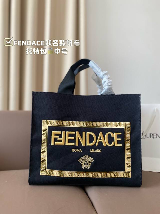 Fendace联名款帆布托特包中号 Fendace联名款帆布托特 中号帆布托特包来自fendace胶囊系列融合了多种创意大容量 顶部敞口饰有刺绣fendacel