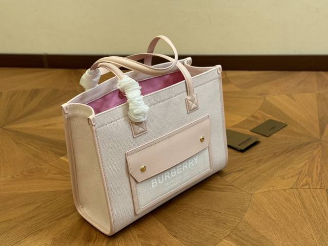 配盒小号 130 无盒大号 size：23*20cm 小号 34*25cm 大号 巴宝莉Freya 帆布tote 托特 方方正正的外形自带一股复古学院气息！ 真